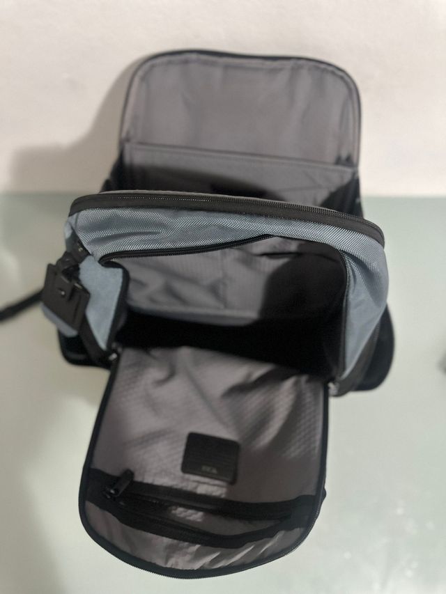 Mochila Tumi - Negra y azul flojo