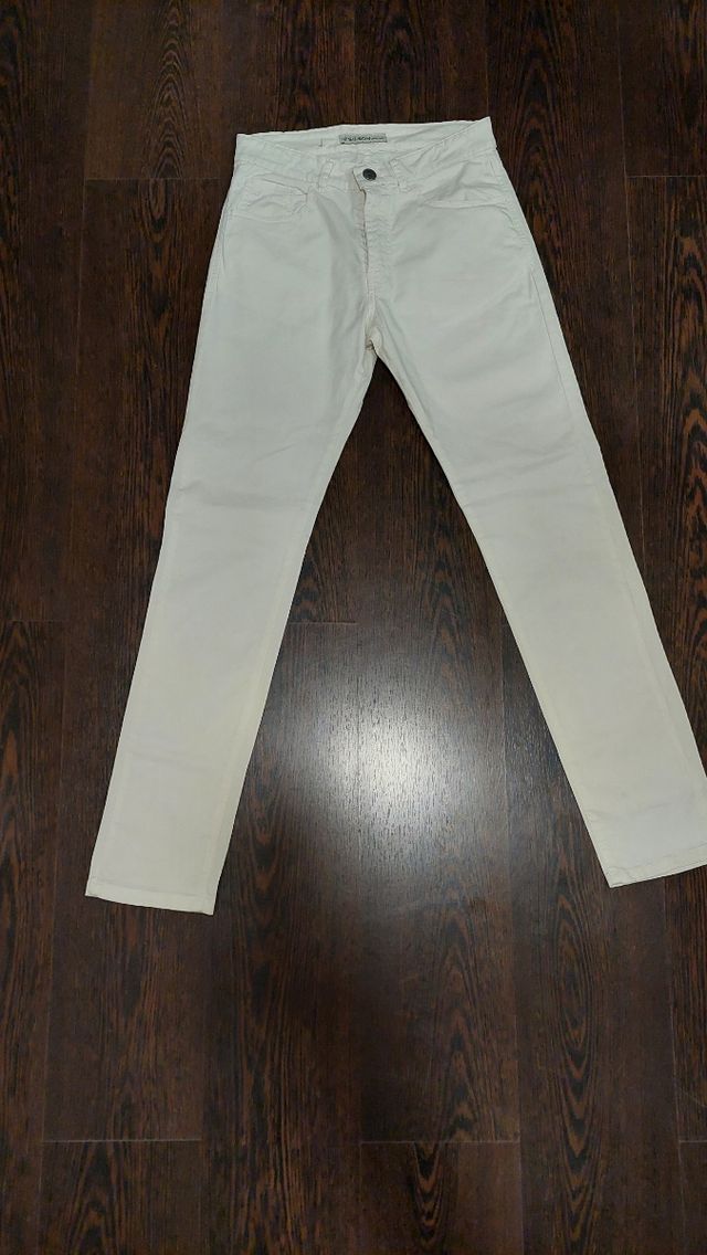 Pantalones blancos hombre.