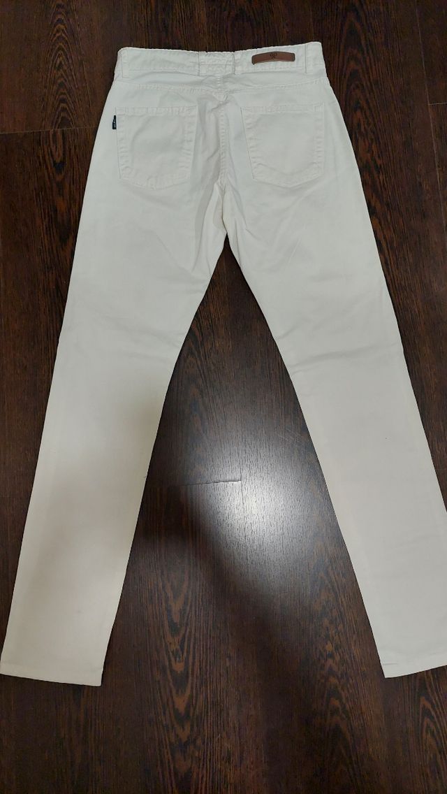 Pantalones blancos hombre.