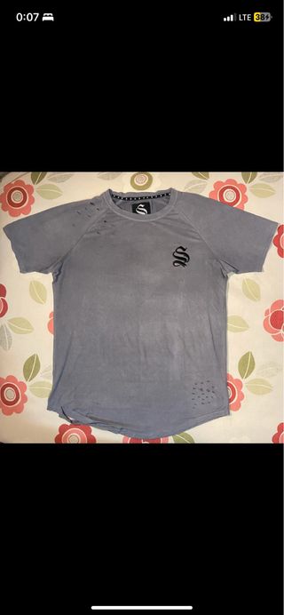 Camiseta gris efecto desgastado