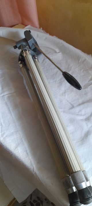Trípode antiguo de aluminio