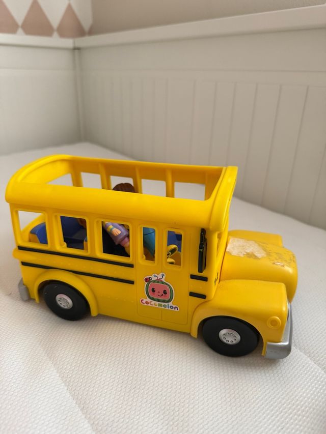 Ônibus musical Cocomelon + 2 figuras
