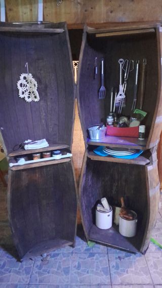 Esclusivo mobiletto a botte in legno fatto a mano