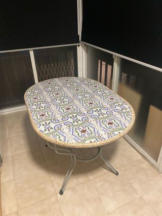 Mesa ovalada cerámica y metal