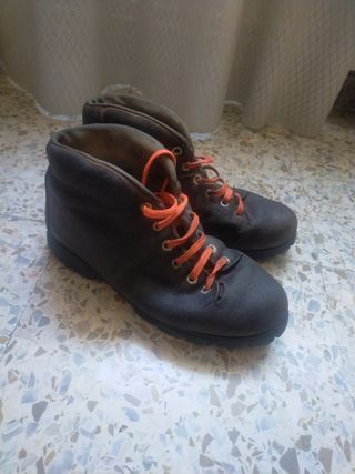 Botas montaña  conservadas Vibram