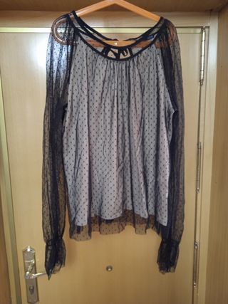 Blusa negra y beige de tul