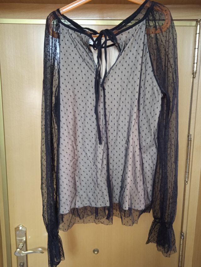 Blusa negra y beige de tul