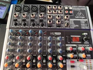 Mesa mezcladora Behringer Xenyx 1204USB