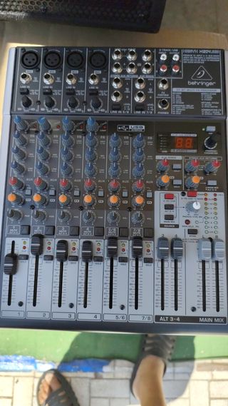 Mesa mezcladora Behringer Xenyx 1204USB