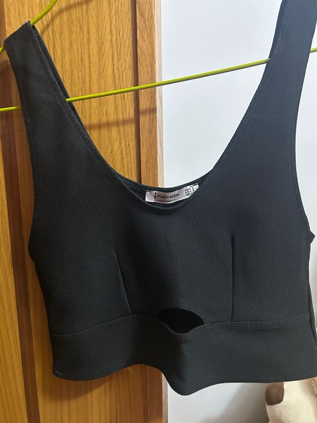Top negro Stradivarius c/ abertura - Talla S