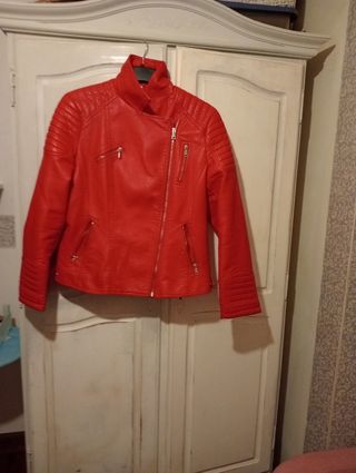 Chamarra roja cuero