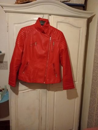 Chamarra roja cuero
