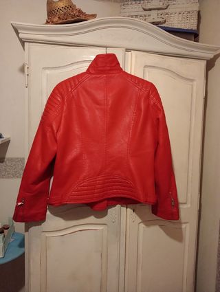 Chamarra roja cuero
