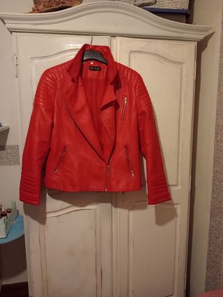 Chamarra roja cuero