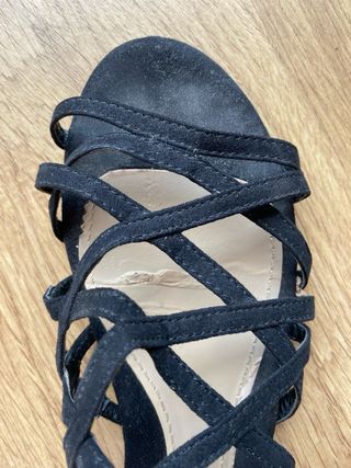 Sandalias negras tacón