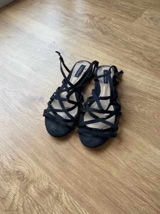 Sandalias negras tacón