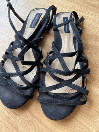 Sandalias negras tacón