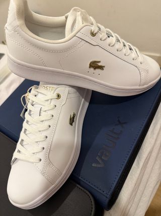 Zapatillas Carnaby Lacoste con cocodrilo dorado