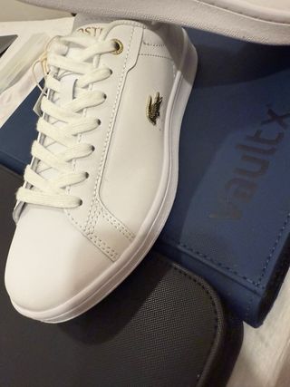 Zapatillas Carnaby Lacoste con cocodrilo dorado
