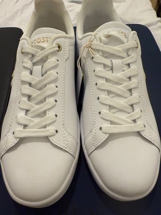 Zapatillas Carnaby Lacoste con cocodrilo dorado