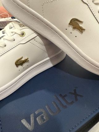 Zapatillas Carnaby Lacoste con cocodrilo dorado