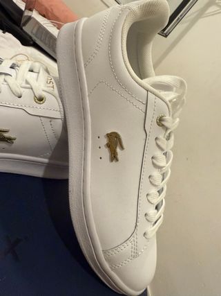 Zapatillas Carnaby Lacoste con cocodrilo dorado