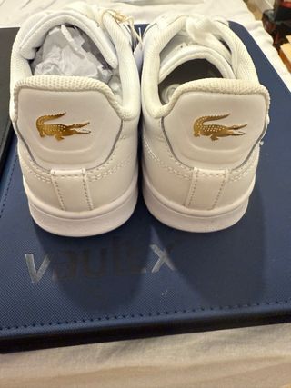Zapatillas Carnaby Lacoste con cocodrilo dorado