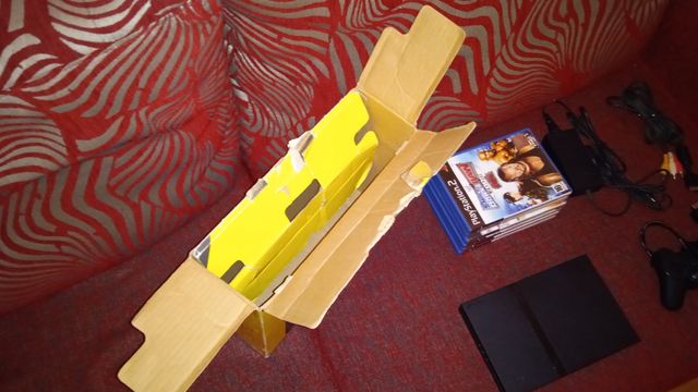 PlayStation 2 con scatola e giochi