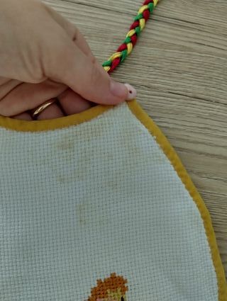 Bavaglino ricamato a mano