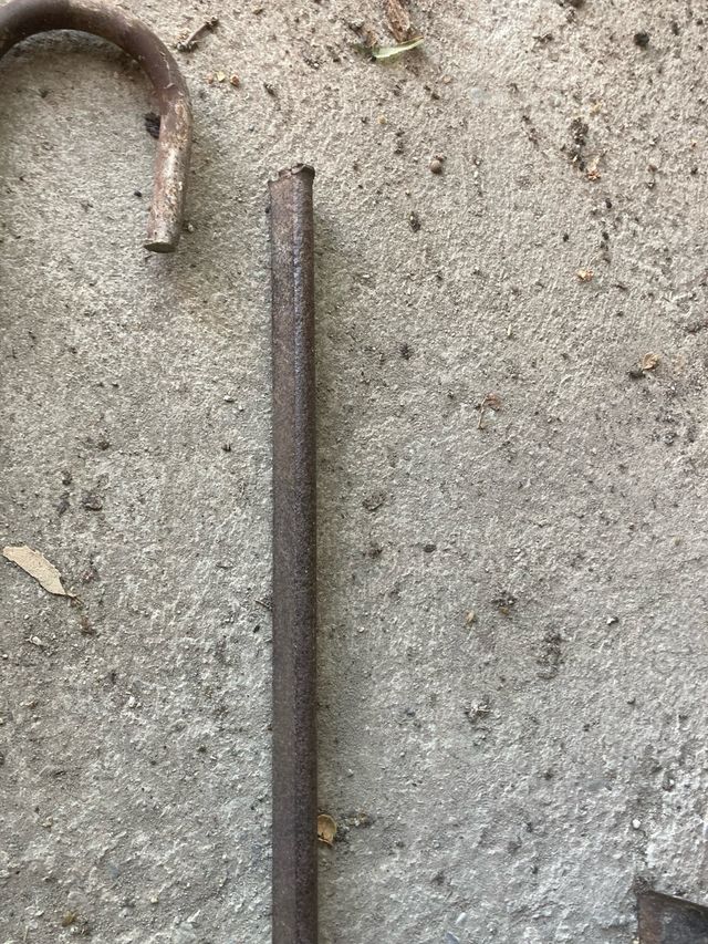 Gancho hierro antiguo y escarpa de gran tamaño