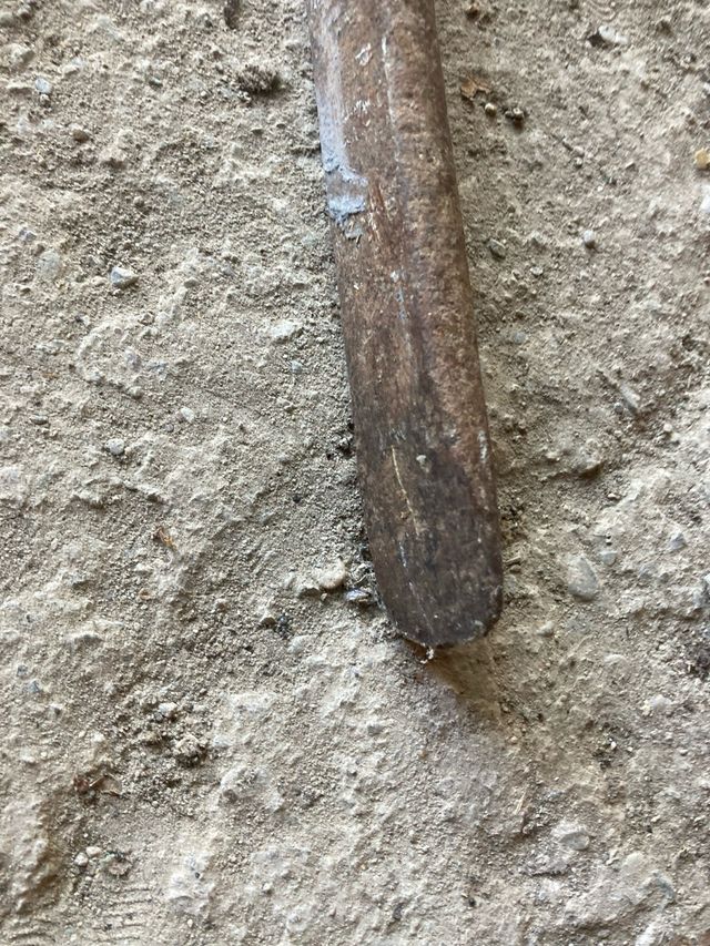 Gancho hierro antiguo y escarpa de gran tamaño