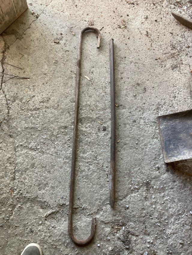 Gancho hierro antiguo y escarpa de gran tamaño
