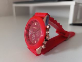Reloj clásico de pulsera color rojo