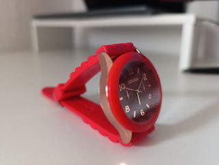 Reloj clásico de pulsera color rojo