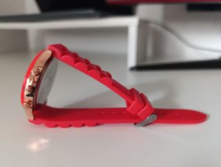 Reloj clásico de pulsera color rojo