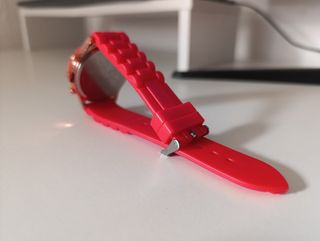 Reloj clásico de pulsera color rojo