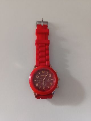 Reloj clásico de pulsera color rojo