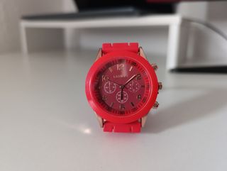 Reloj clásico de pulsera color rojo