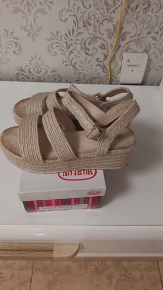 Sandalias cuña beige