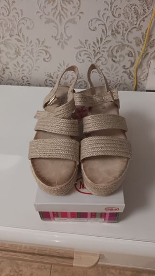 Sandalias cuña beige