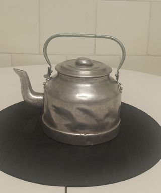 Tetera antigua metal