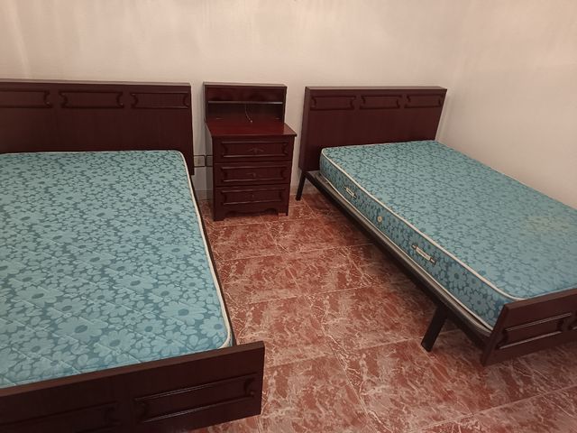 Dormitorio clásico: 2 camas + cómoda+ mesilla
