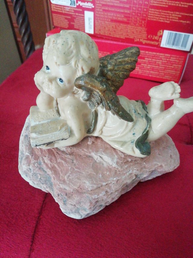 Angioletto su pietra: statua