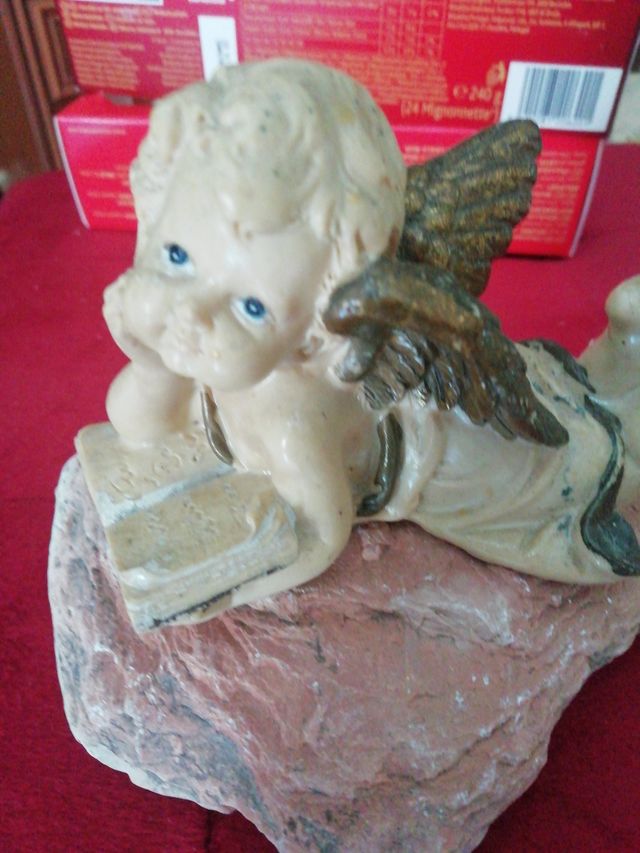 Angioletto su pietra: statua