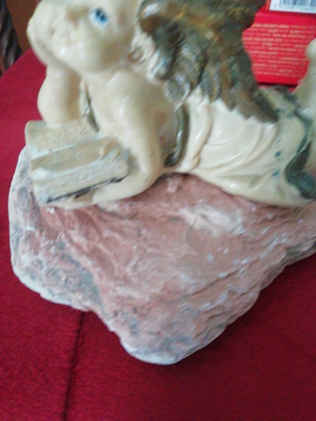 Angioletto su pietra: statua