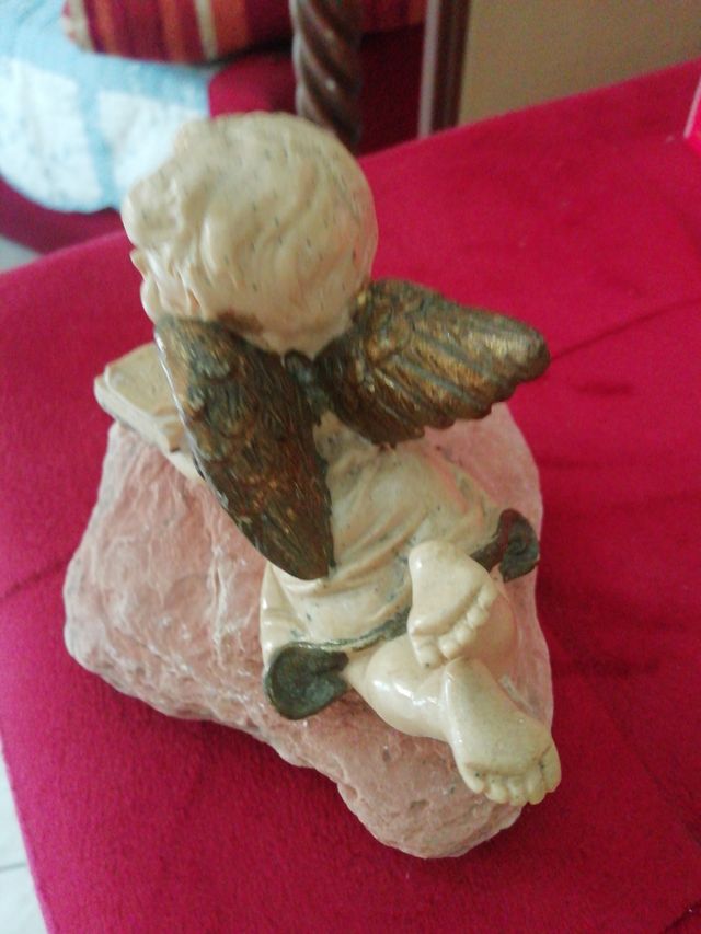 Angioletto su pietra: statua