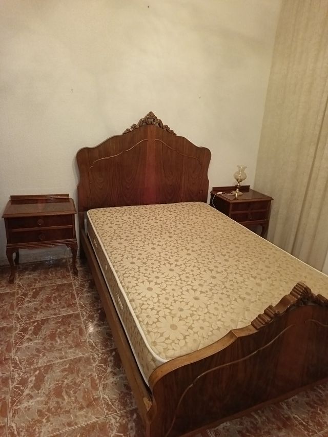 Dormitorio antiguo de madera