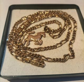 Collar caballo chapado en oro