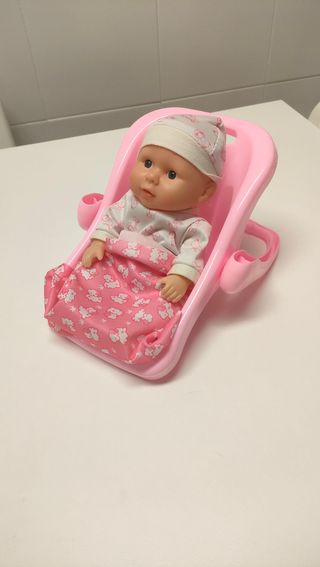 Muñeca bebé con sillita rosa