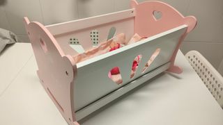 Muñeca bebé con cuna y accesorios